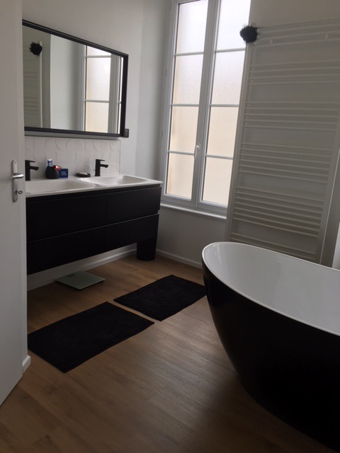 salle de bains Noir et bois avec baignoire ilot autour de Châteaubernard